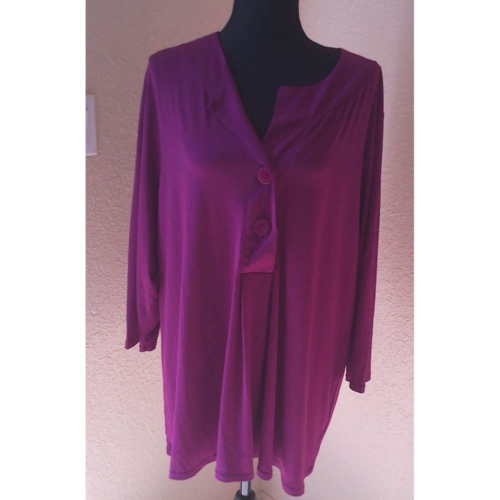 SUSAN GRAVER PURPLE PULLOVER WITH LARGE BUTTONS AND 3/4 SLEEVES SIZE XL